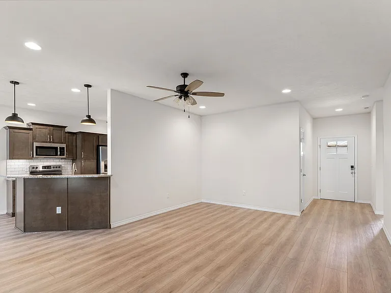3001 W Cardinal St — Photo 3