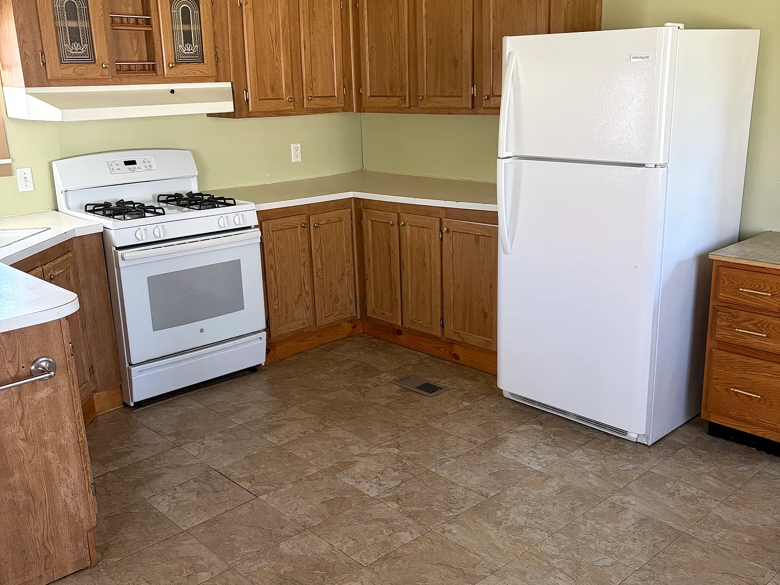 3 bed, 980 sqft, $1,200 — Photo 3