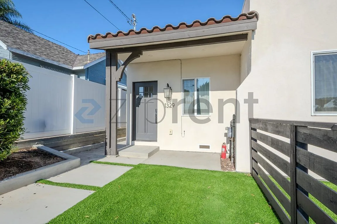 2 bed, 744 sqft, $3,300 — Photo 2