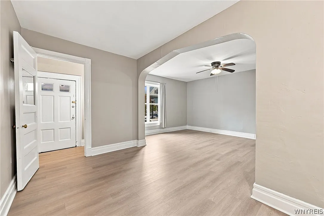 3 bed, 1.0 bath, 3864 sqft, $1,600 — Photo 2