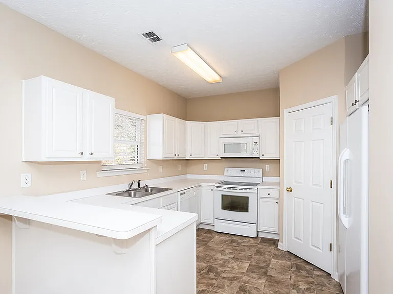 218 Prescott Ct — Photo 6