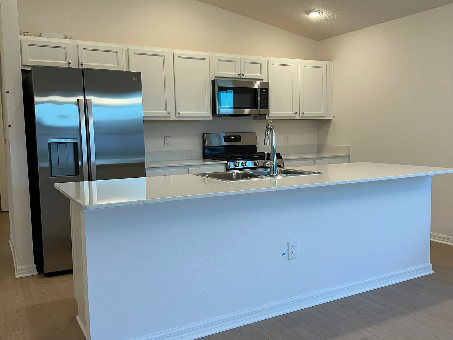 2 bed, 1045 sqft, $2,100 — Photo 3