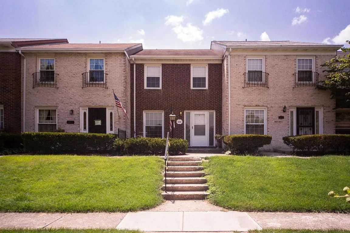 1060 Hardesty Pl W photo 1
