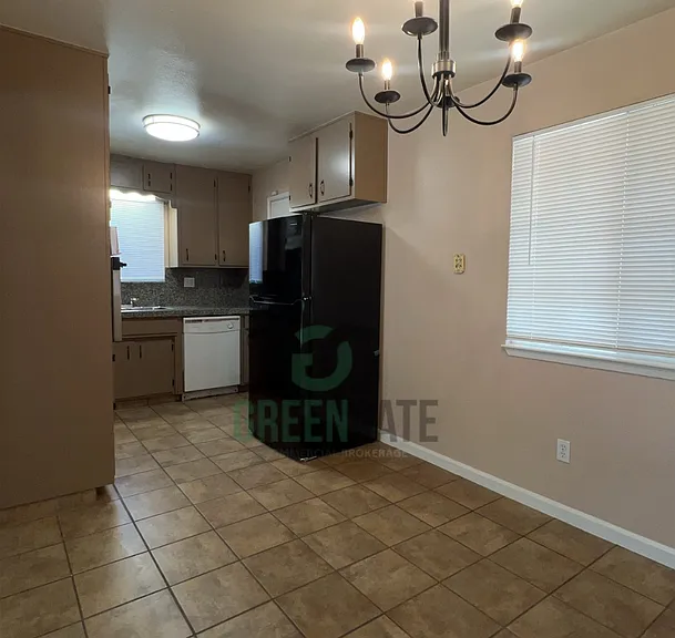 2305 Rose Ave — Photo 8