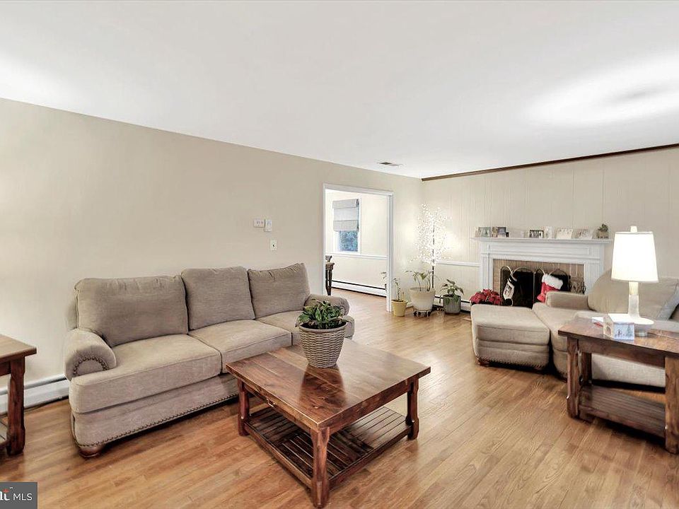 1st image of 205 Headington Ct