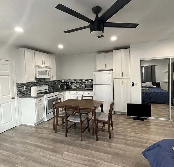 6851 Thelma Ave #B — Photo 2
