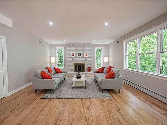 2nd image of 13 Castle Hill Ln