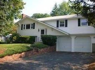 8 Rolling Ln, Burlington, MA 01803