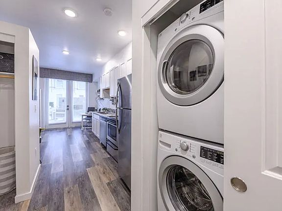 5th image of 1125 Avenue Of The Oaks #521S