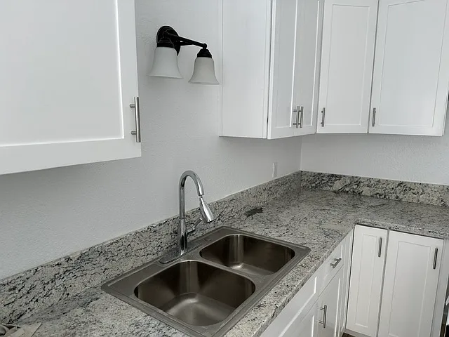 4210 W Adams Blvd #105 — Photo 5