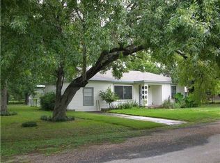 1301 NE 6th St, Smithville, TX 78957