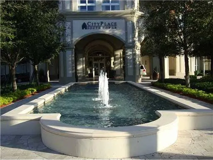 entrance/valet - 550 Okeechobee Blvd