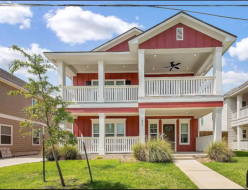 105B Richards St — Photo 1