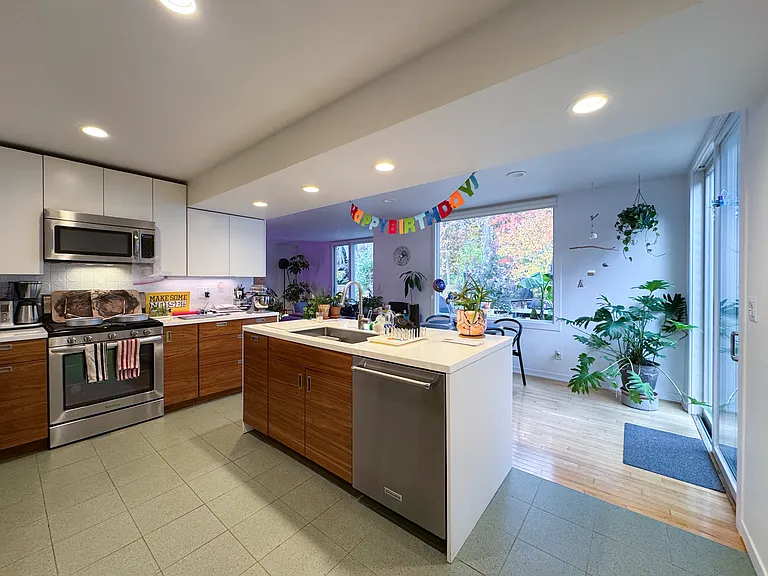 927 Northwood St — Photo 2
