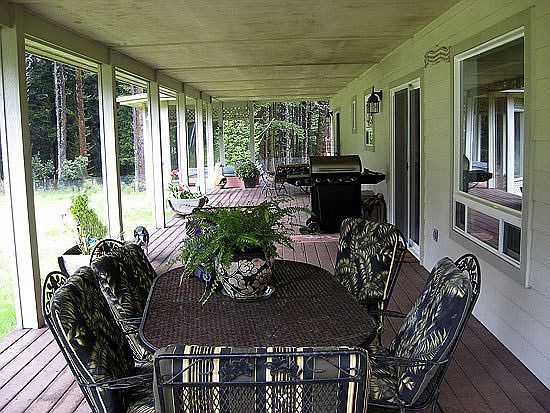 Coverd porch & Jacuzzi Nook