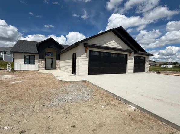 4420 Marsh Hawk Dr, Bismarck, ND 58503
