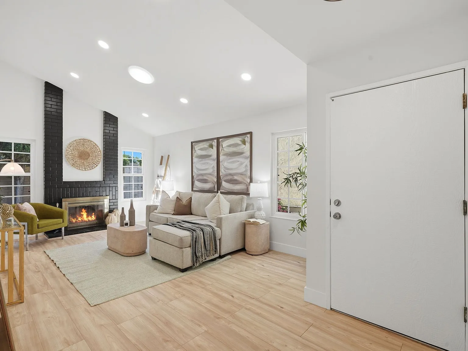 3 bed, 1260 sqft, $4,200 — Photo 2