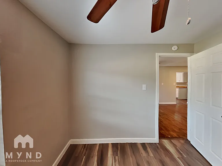 512 E University Ave — Photo 13