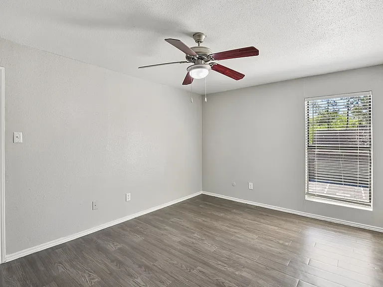 27-web-or-mls-Briar Forest Dr-S1303-027