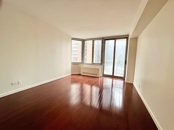 5th image of 500 W 43rd St APT 15C