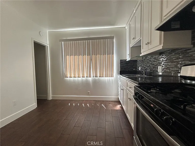 214 E Stocker St #B — Photo 4