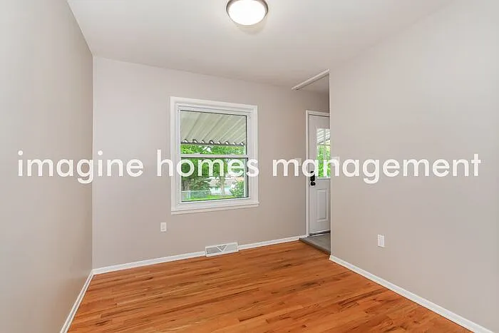 10685 Plainfield Rd — Photo 4