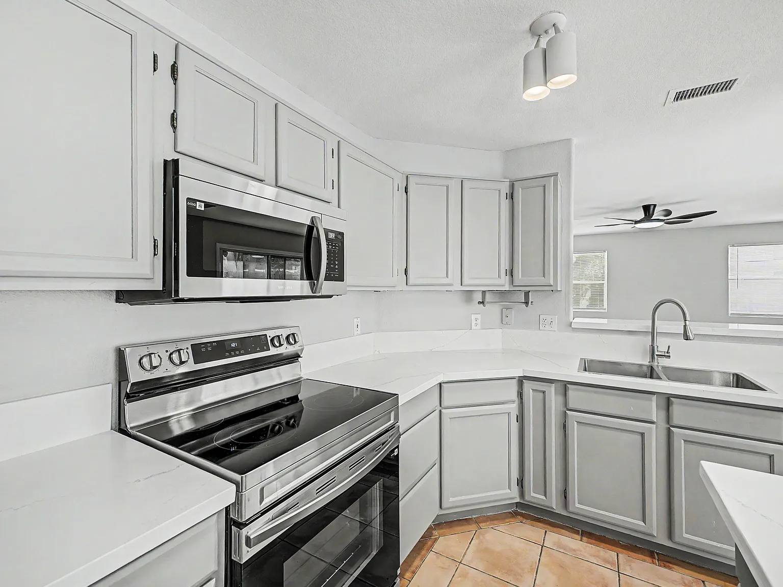 3 bed, 2.5 bath, 2011 sqft, $2,500 — Photo 2