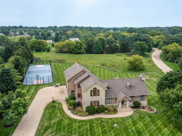 8208 Country Shire Ln, Spring Grove, IL 60081