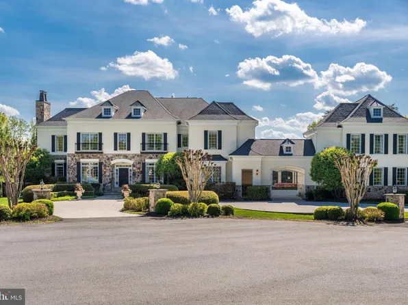 9113 Dara Ln, Great Falls, VA 22066