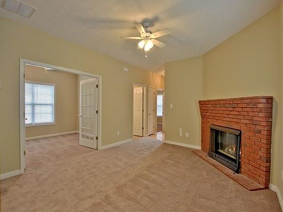 3rd image of 470 Autumn Glen Cir