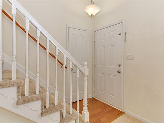 5th image of 204 Twin Oaks Ct