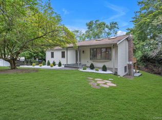 385 Salem Ct, Hauppauge, NY 11788