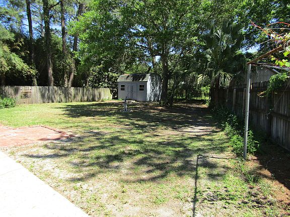 4th image of 22 Mary Esther Dr