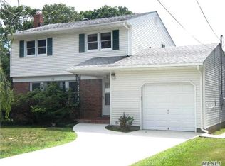 152 Bretton Rd, Hauppauge, NY 11788