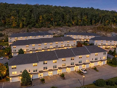 Envoy Townhouse - 2BR/1.5BA/1CarGarage