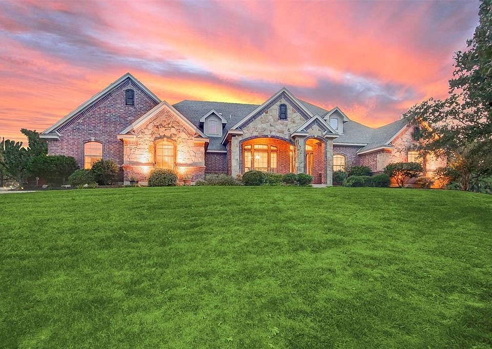 1st image of 205 Bishop Dr