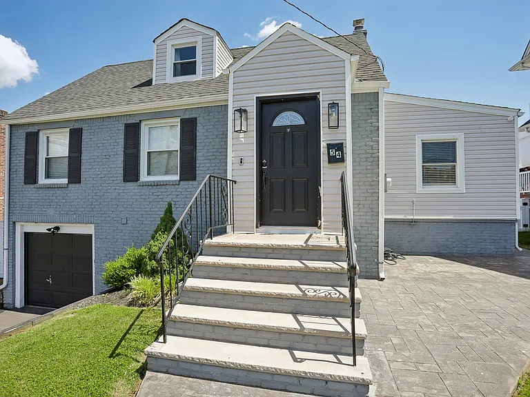 54 Allan Dr — Photo 2