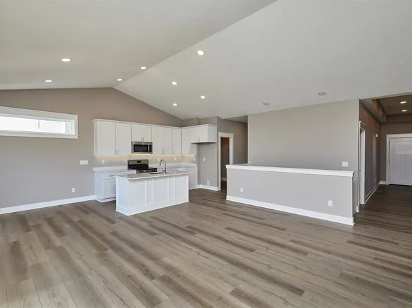 595 NW Georgetown Dr, Waukee, IA 50263