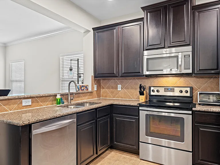 6900 Carrington Ln — Photo 35