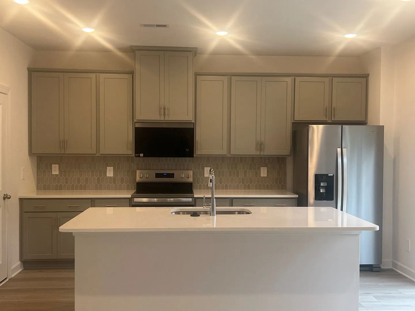 Newer built - 3 Bed/2.5 Bath 2 Story Home - Open Floor Plan - 2 Car Garage - Loft Area - Washer/D... — Photo 4