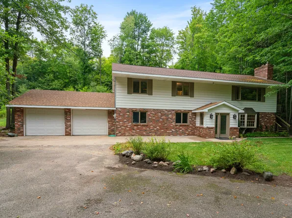 5627 Valley Rd, Alanson, MI 49706