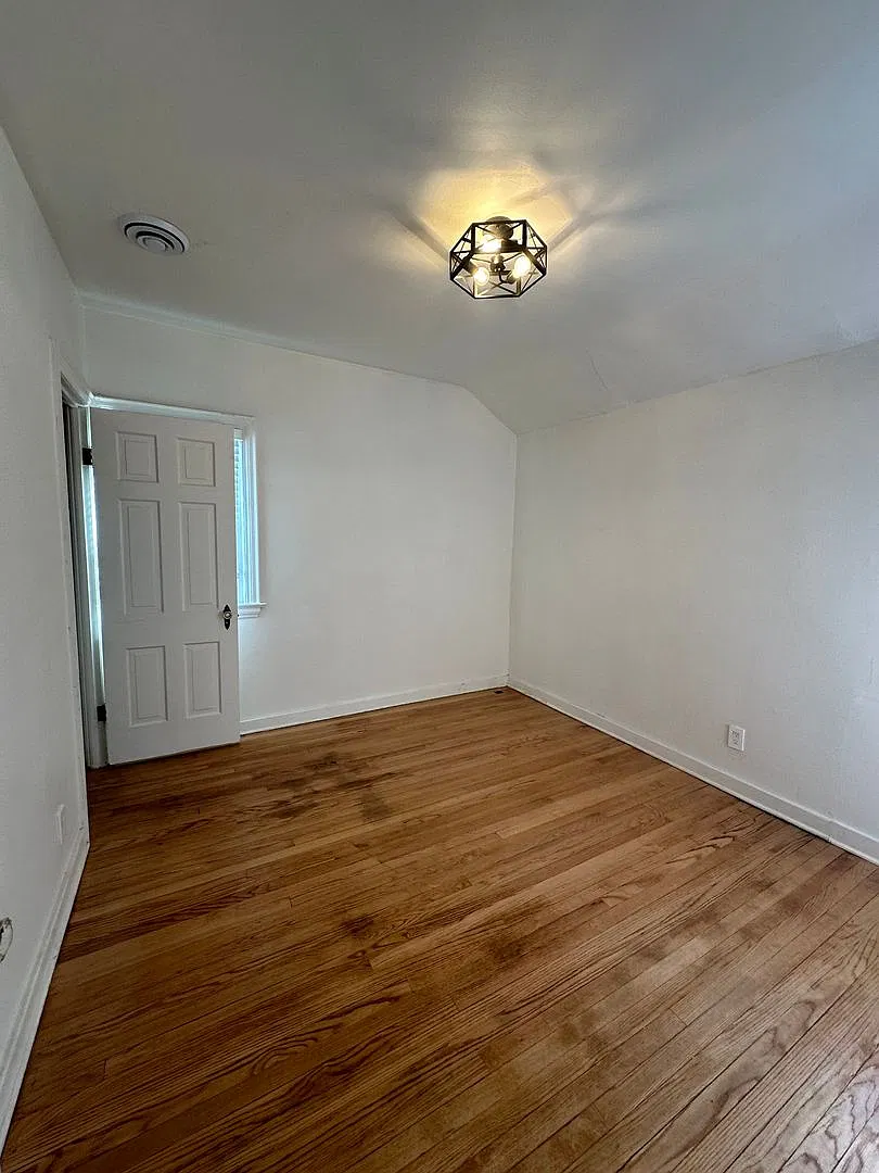121 W Keefe Ave — Photo 3
