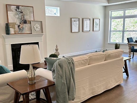 5th image of 4283 Hawthorn Dr