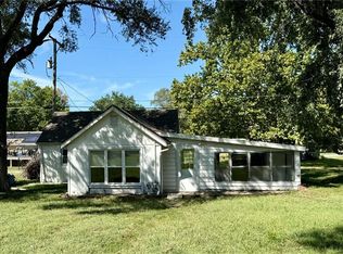 215 W 3rd St, Tonganoxie, KS 66086