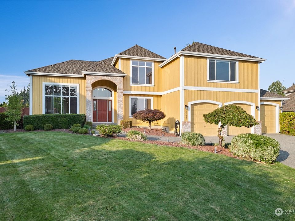 Welcome to this big beautiful home located in one of Kent's finest neighborhoods!>