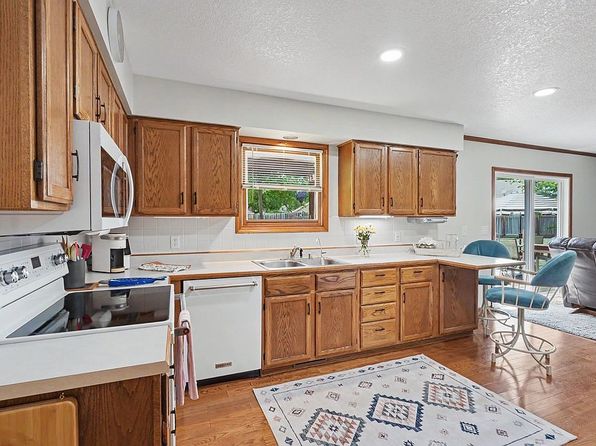 2925 Iris Ct