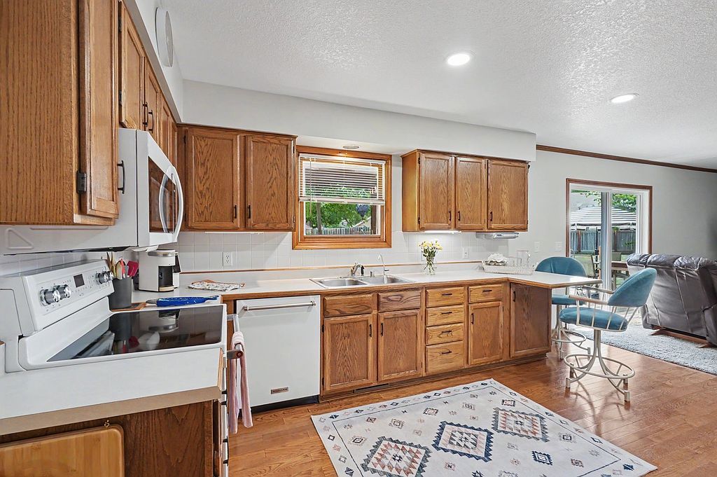 2925 Iris Ct - Property Image