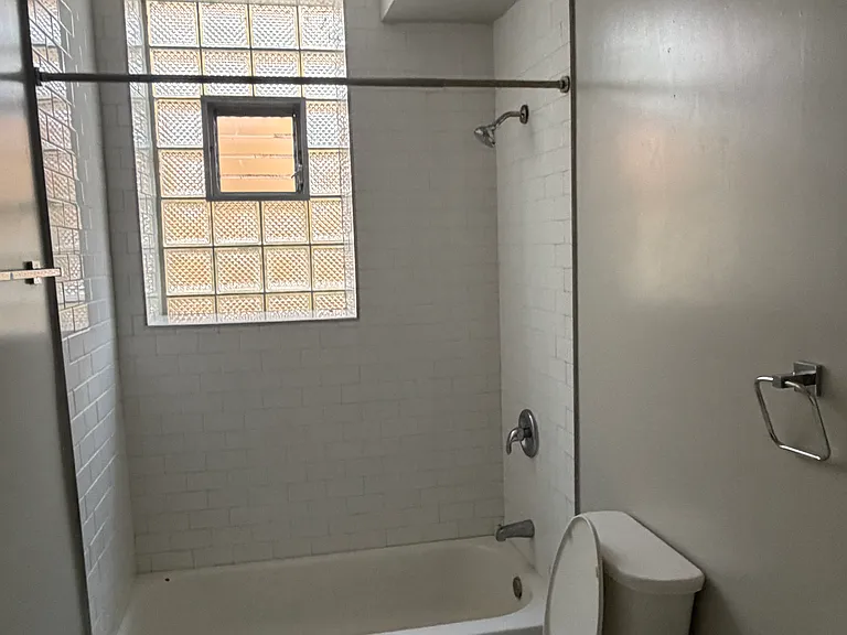 619 E 60th St #2 — Photo 5