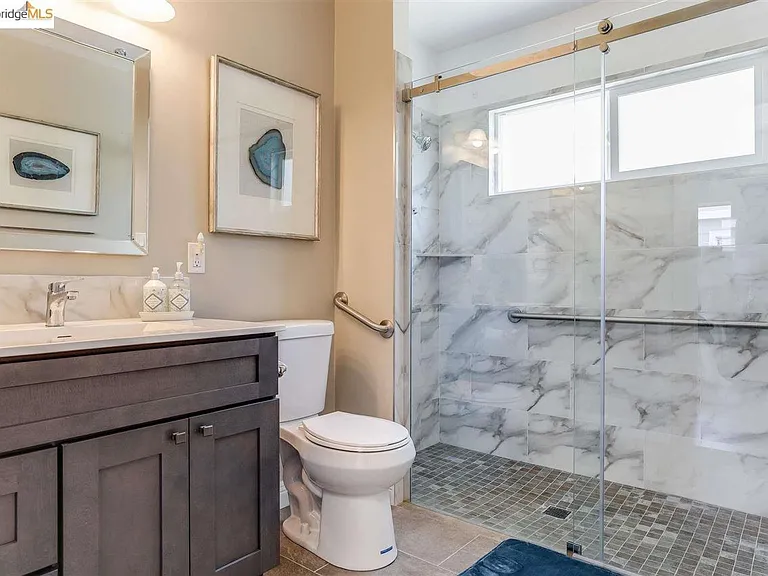 1604 Richmond St — Photo 9