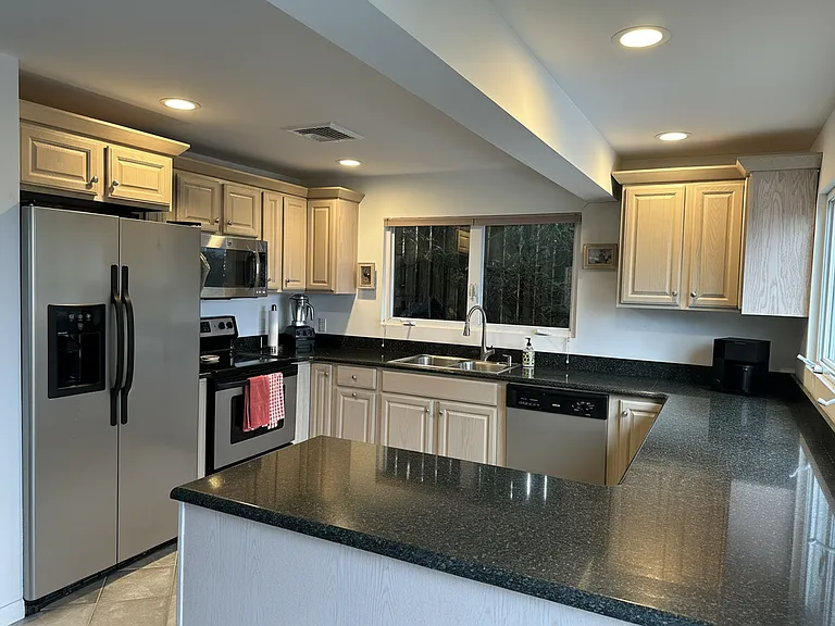 13 Bishop Ave — Photo 3